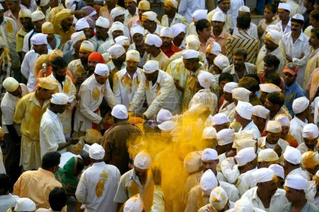 Téléchargez les photos : Les dévots frottant de la poudre de curcuma au Palkhi du seigneur Khandoba pendant les célébrations de Dasshera au célèbre temple Jejuri, pune, Maharashtra, Inde - en image libre de droit