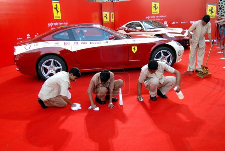 Téléchargez les photos : Voiture Ferrari exposée à l'hôtel taj mahal, Bombay, Mumbai, Maharashtra, Inde - en image libre de droit