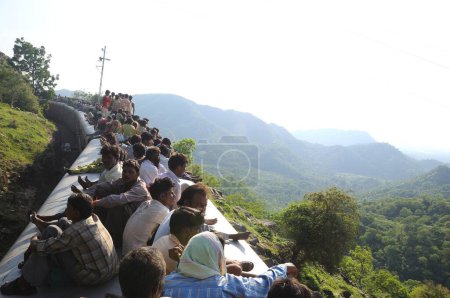 Téléchargez les photos : Personnes prenant des risques en voyageant sur le toit du train ; Goram ghat ; Marwar Junction ; Rajasthan ; Inde - en image libre de droit
