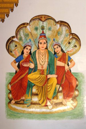 Téléchargez les photos : Peinture du seigneur Vishnu situé sur le serpent Sheshnaga avec ses deux consorts sur le mur d'entrée du temple Shree Vishnu Narayan ; colline Parvati ; Pune ; Maharashtra ; Inde - en image libre de droit