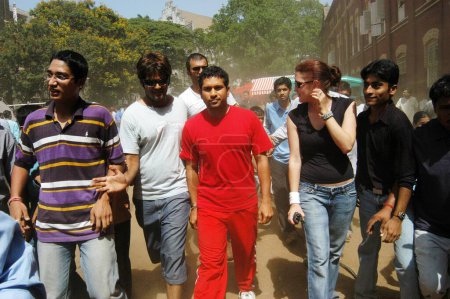 Foto de La estrella india de cricket Sachin Tendulkar está rodeada por sus fans, Bombay ahora Mumbai, Maharashtra, India - Imagen libre de derechos