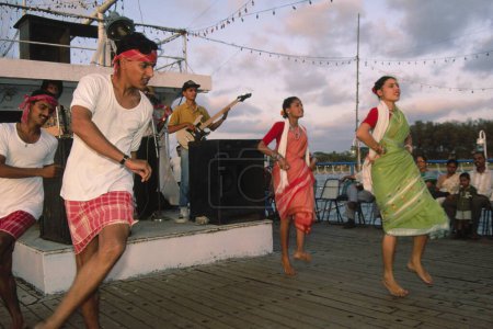 Foto de Goan Koli dance, mandvi river, cruise santa monica boat, goa, india - Imagen libre de derechos