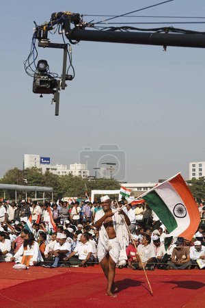 Foto de Cámara de vídeo montada en la grúa cobertura multitud Mumbai Maharashtra India Asia Dic 2011 - Imagen libre de derechos