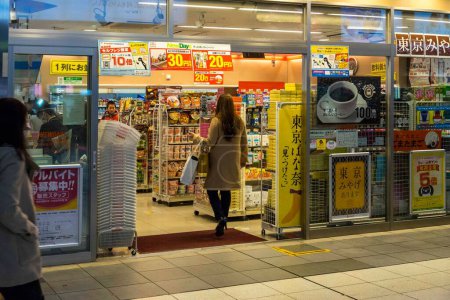 Foto de Shopping mart, estación de shimbashi, tokyo, japón - Imagen libre de derechos