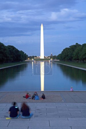 Téléchargez les photos : A 555 ft tall Washington monument rises above the mall in Washington dc ;  U.S.A. United States of America - en image libre de droit