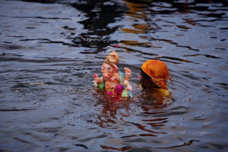 Foto de Ídolo del Señor Ganesha ganpati La deidad hindú está inmersa en el lago Powai; Bombay Mumbai; Maharashtra; India - Imagen libre de derechos