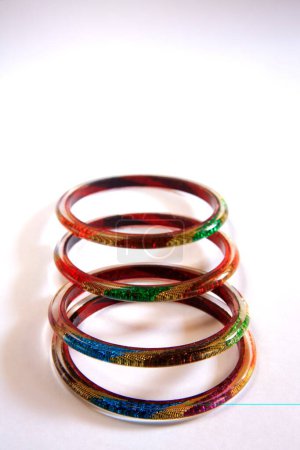 Foto de Coloridos brazaletes de cristal sombra sobre fondo blanco - Imagen libre de derechos