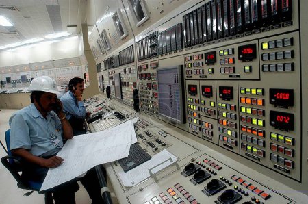 Foto de Oficial trabajando en la sala de control de detalle de la central atómica de Tarapur Unidad 3 y 4; en Tarapur; Bombay Mumbai; Maharashtra; India - Imagen libre de derechos