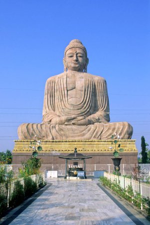 Téléchargez les photos : La grande statue de Bouddha de 64 pieds ; bodhgaya ; bihar ; Inde - en image libre de droit