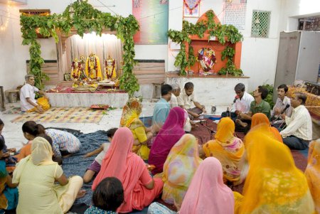Téléchargez les photos : Femmes et hommes dans le temple shiv hanuman ; Jodhpur ; Rajasthan ; Inde NOMR - en image libre de droit