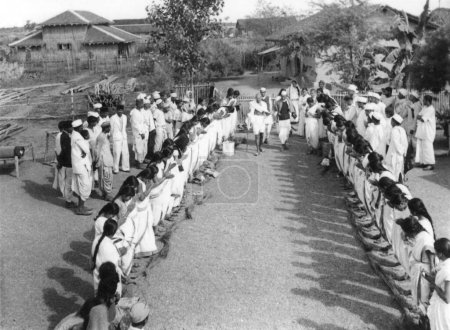 Téléchargez les photos : Mahatma Gandhi et d'autres salués par les femmes de Mahila Ashram Wardha en quittant l'ashram de Sevagram, 1941 - en image libre de droit