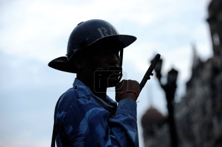 Téléchargez les photos : Force d'action rapide Des commandos de la RAF devant l'hôtel Taj Mahal ; après l'attaque terroriste de Deccan Moudjahidin le 26 novembre 2008 à Bombay Mumbai ; Maharashtra ; Inde - en image libre de droit