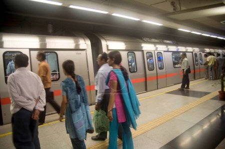 Téléchargez les photos : Métro de Delhi train de voyageurs en attente sur le quai, New Delhi, Inde - en image libre de droit