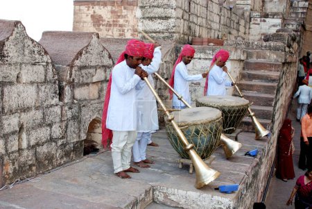 Foto de Shahi banda soplando bankia y tocando tambor dentro de Fort, Jodhpur, Rajasthan, India - Imagen libre de derechos