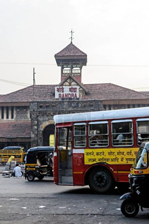 Foto de Entrada a la estación de tren de Bandra, Mumbai, Maharashtra, India, Asia - Imagen libre de derechos