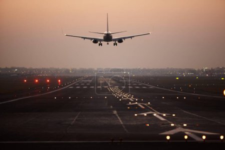 Téléchargez les photos : Décollage de l'avion au coucher du soleil à l'aéroport de Mumbai - en image libre de droit