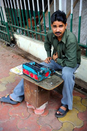 Foto de Hombre con máquina de escribir, Bombay Mumbai, Maharashtra, India - Imagen libre de derechos