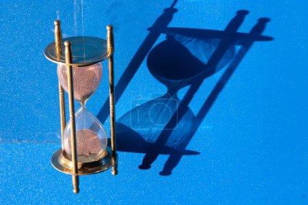 Téléchargez les photos : Horloge de sable, concept de temps - en image libre de droit