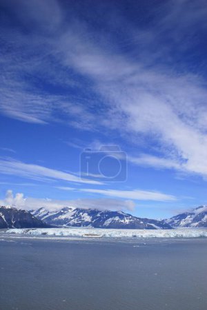 Foto de Glaciar Hubbard y montaña de San Elías; el glaciar de marea más largo de Alaska; parque nacional de San Elías; bahía de desencanto; Alaska; Estados Unidos de América - Imagen libre de derechos
