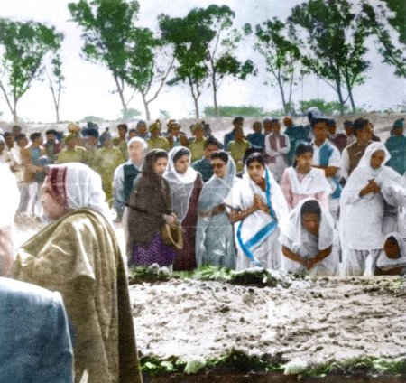 Foto de La gente rinde homenaje a Mahatma Gandhi en el sitio de cremación, Nueva Delhi, India, Asia, 31 de enero 1948 - Imagen libre de derechos