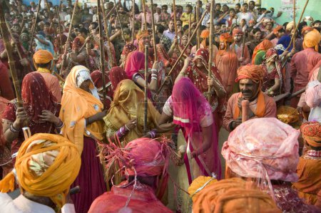 Foto de Gente celebrando lathmar, holi festival, mathura, uttar pradesh, india, asia - Imagen libre de derechos