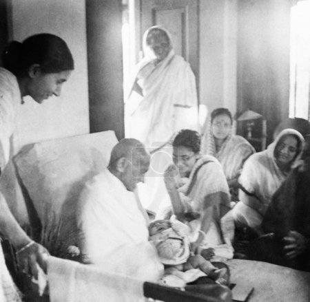 Téléchargez les photos : Mahatma Gandhi portant Abha Gandhis nièce Mridula à Khadi Pratishthan, Sodepur, 24 Parganas, Calcutta, 1946, Inde - en image libre de droit