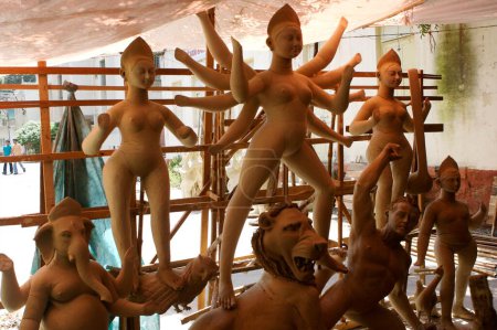 Foto de Diosa incompleta esculturas Durga Kali hechas de arcilla para la celebración de Durga Pooja; Rajkot; Gujarat; India - Imagen libre de derechos