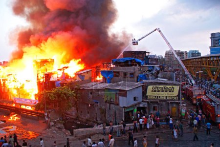 Téléchargez les photos : Pompiers aspergeant le bidonville de Behrampada ; Bandra ; Bombay Mumbai ; Maharashtra ; Inde 18-juin-2009 - en image libre de droit