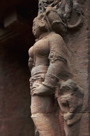 Téléchargez les photos : Statue en ruine sculptée sur le temple Muktesvara, Bhubaneswar, Orissa, Inde - en image libre de droit