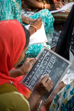 Foto de Mujeres de aldea estudian uttar pradesh India Asia - Imagen libre de derechos