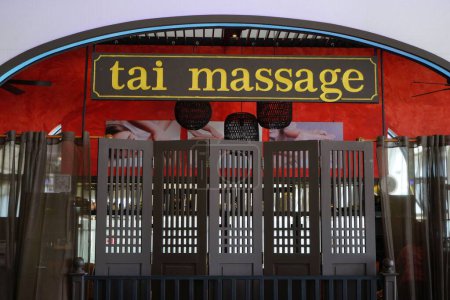 Téléchargez les photos : Magasin de massage Tai, aéroport international de Phuket, Thaïlande, Asie - en image libre de droit