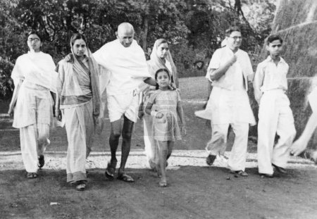 Téléchargez les photos : Mahatma Gandhi et d'autres marchant à Mahabaleshwar, 1944, Manu Gandhi, Inde - en image libre de droit