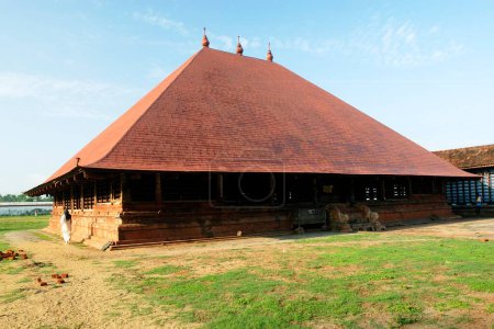 Foto de Templo de Koothambalam, sala de teatro que escenifica formas de arte dramático de Koothu y Koodiyattam, dedicado al hermano de lord Bharat Ramas, Thrissur Trichur, Kerala, India - Imagen libre de derechos