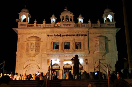 Téléchargez les photos : Takhat Sachkhand Sri Hazur Abchalnagar Sahib Sikh Gurudwara la nuit à Nanded, Maharashtra, Inde - en image libre de droit