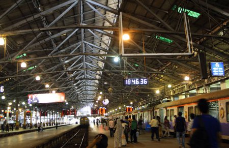 Téléchargez les photos : Plateforme de chhatrapati shivaji terminus mumbai Maharashtra Inde Asie - en image libre de droit