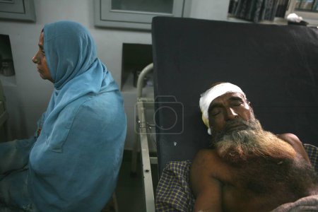 Téléchargez les photos : Victime de l'explosion d'une bombe soignée à l'hôpital voisin de Malegaon, Maharashtra, Inde 29 septembre 2008 - en image libre de droit