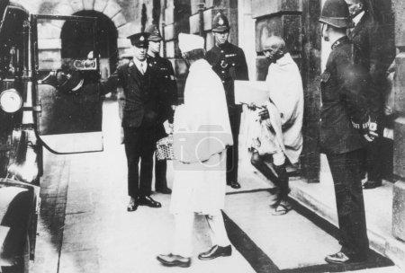 Foto de Mahatma Gandhi y sus compañeros de trabajo se van a una reunión con el rey Jorge V. en el Palacio de Buckingham, Reino Unido, el 11 de noviembre de 1931 - Imagen libre de derechos