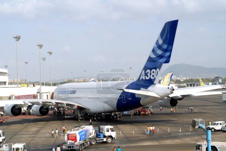 Foto de La aerolínea comercial más grande Airbus A380 aterriza en el aeropuerto de Sahar o el aeropuerto internacional de Chatrapati Shivaji en Bombay Mumbai el 8 de mayo de 2007; Maharashtra, India - Imagen libre de derechos