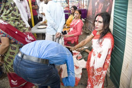 Téléchargez les photos : Dévots de bénédiction transgenre, kumbh mela, madhya pradesh, Inde, Asie - en image libre de droit