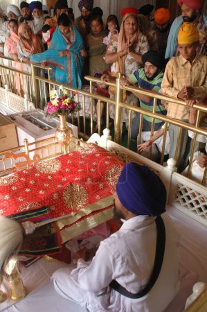 Téléchargez les photos : Lecture d'Adigranth, temple d'or Akaltakhat, Amritsar, Punjab, Inde - en image libre de droit