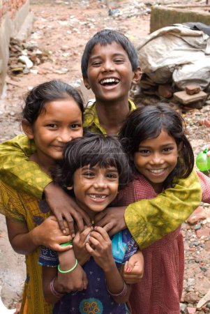 Téléchargez les photos : Enfants souriants dans les bidonvilles, Ahmedabad, Gujarat, Inde - en image libre de droit