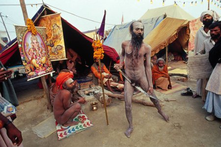 Téléchargez les photos : Naga baba doing has yoga act, Kumbh Fair, Haridwar, uttar pradesh, Inde - en image libre de droit