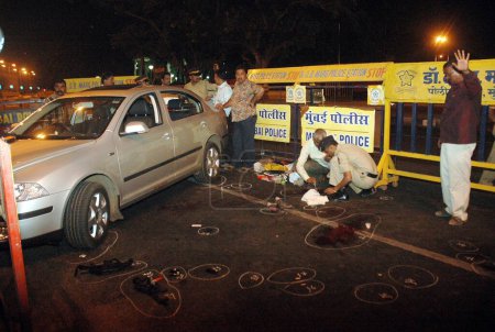 Foto de Marcas de bala en camino fuera del hotel Taj Mahal en ataque terrorista por terroristas muyahidines Deccan; Bombay Mumbai; Maharashtra; India 27 de noviembre de 2008 - Imagen libre de derechos