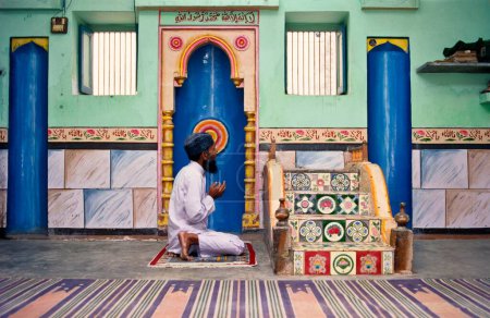 Téléchargez les photos : Une offrande musulmane namaz, adorant dans une mosquée Dhangadhra, Gujarat, Inde - en image libre de droit