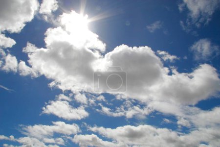 Foto de Nubes blancas hinchadas contra el cielo azul - Imagen libre de derechos