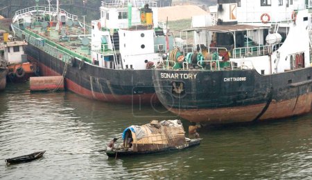 Téléchargez les photos : Navigation ; Bateaux à vapeur et bateaux à Burigunga Buri Gunga River ; Sadarghat Boat terminal ; Dhaka ; Bangladesh - en image libre de droit
