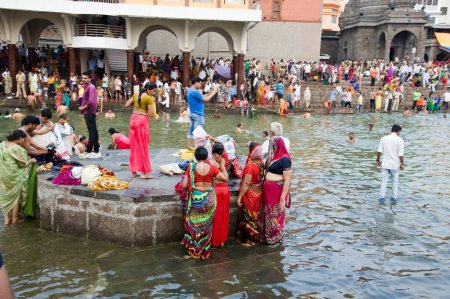 Téléchargez les photos : Dévots baignade dans la rivière, Nasik, maharashtra, Inde, Asie - en image libre de droit