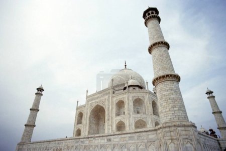 Téléchargez les photos : Taj mahal Septième merveille du monde ; Agra ; Uttar Pradesh ; Inde - en image libre de droit