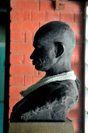 Statue des Mahatma Gandhi im Sabarmati Ashram, Ahmedabad, Gujarat, Indien