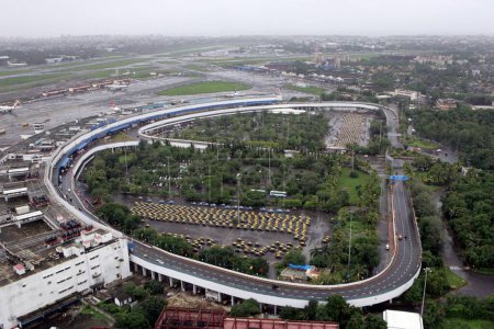 Foto de Una vista aérea de las carreteras que conducen a Mumbais Chhatrapati Shivaji Maharaj Aeropuerto Internacional también visto pista y taxis estacionados en el estacionamiento del aeropuerto en sahar en el suburbio de Bombay Mumbai; Maharashtra; India - Imagen libre de derechos